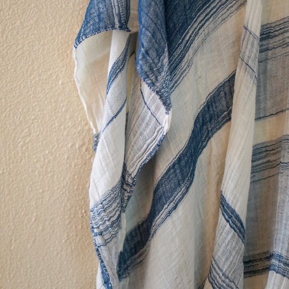 SOLD 💥 Ecote UO Shawl - Picture 2 of 4